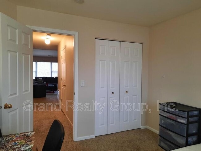 Building Photo - 1075 N Village Dr