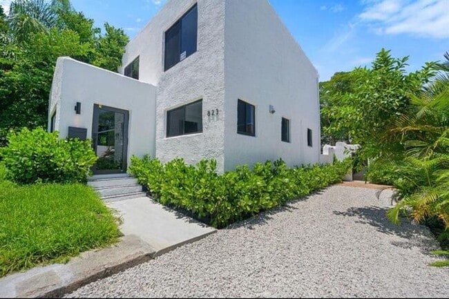 Building Photo - 823 33rd St