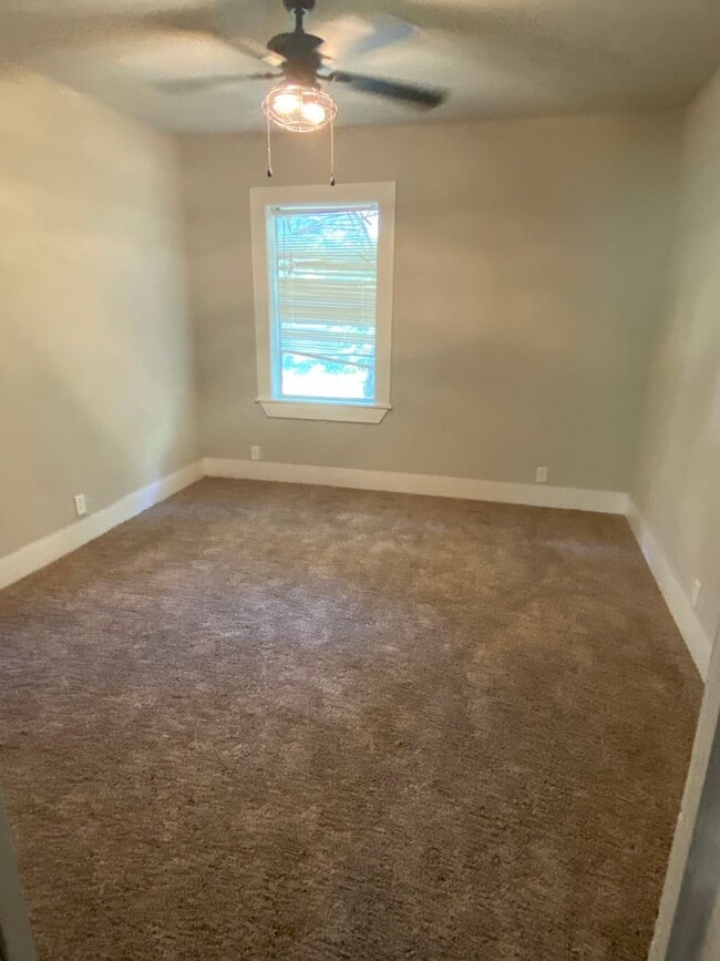 Building Photo - 3 BEDROOM 1 BATH HOUSE