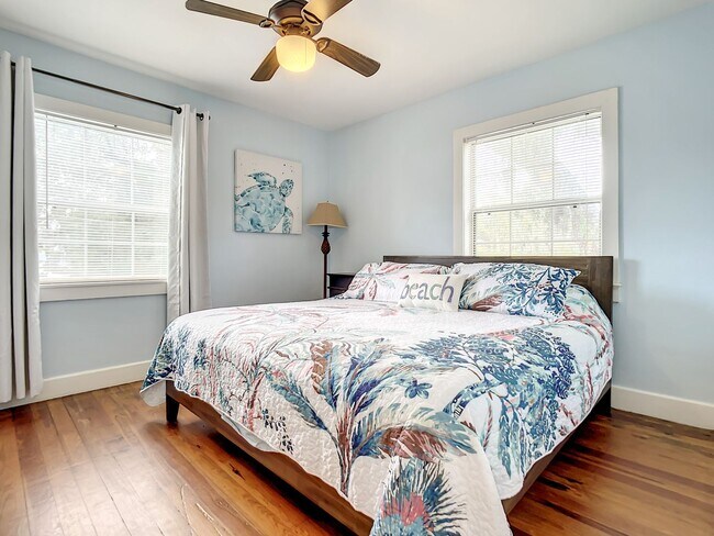 Building Photo - Charming Carriage House