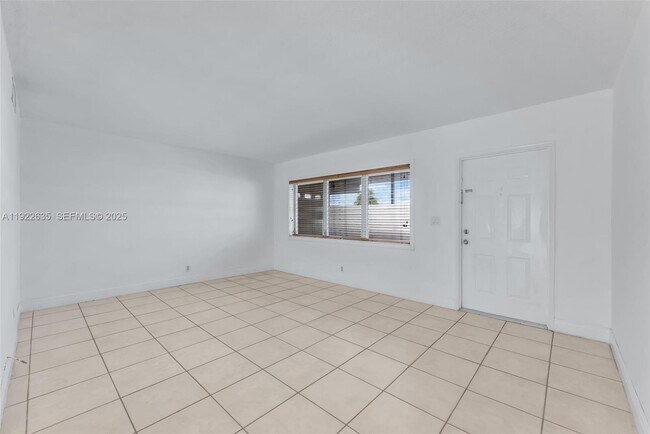 Building Photo - 1450 NE 170th St