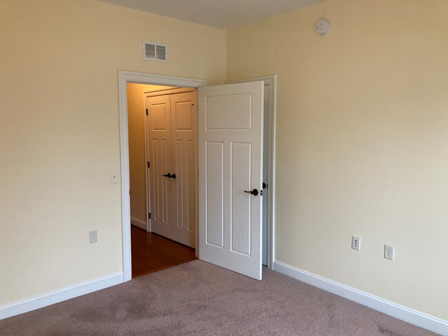 Building Photo - 2539 Greenport Dr