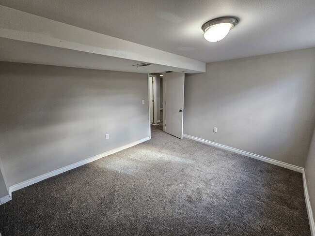 Building Photo - Beautiful Home + Mother-in-Law Suite