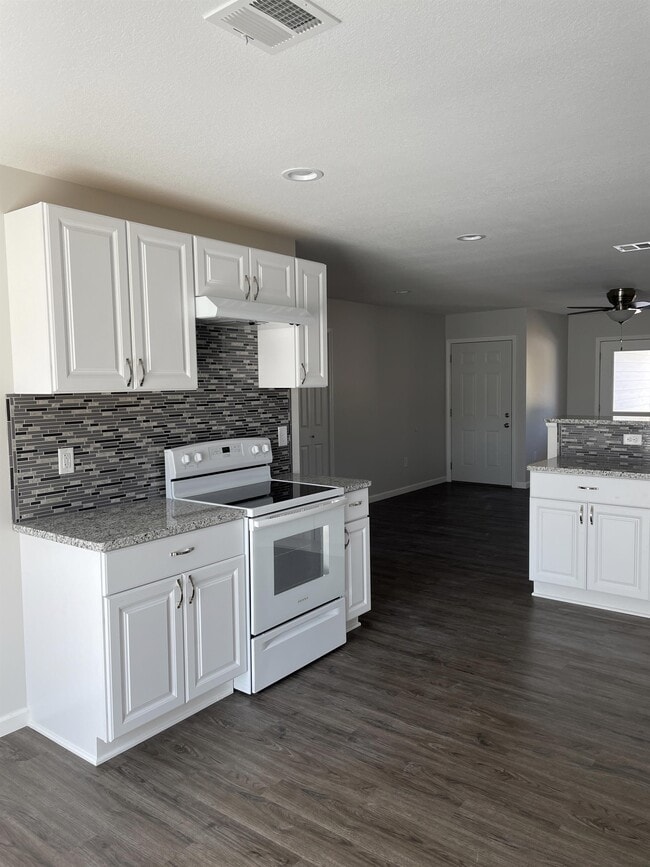 Building Photo - 122 S Russell Ave