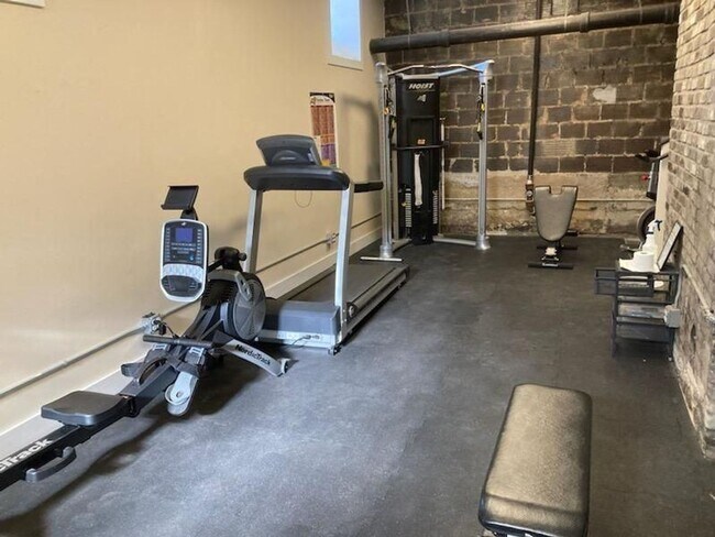 Building Photo - 612