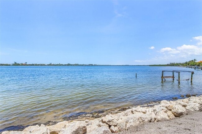 Building Photo - 716 Sarabay Rd