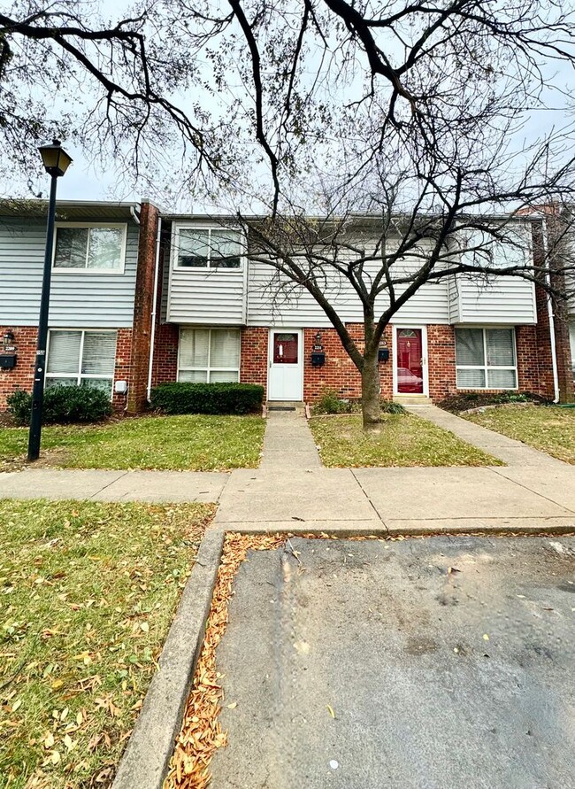 Building Photo - LOVELY TOWNHOME WITH PARKING