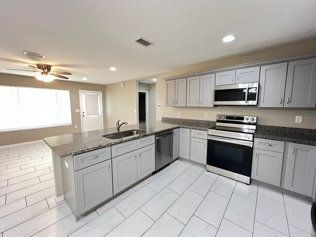 Building Photo - INCREDIBLE 3 Bedroom, 2 Bathroom Home In Ocklawaha!!