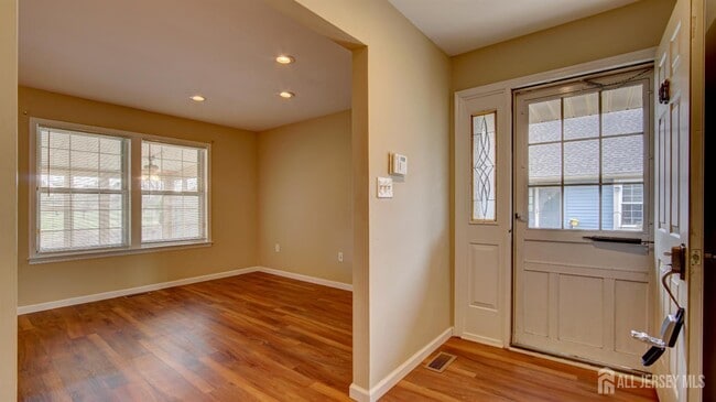 Building Photo - 18 Thomas Paine Dr