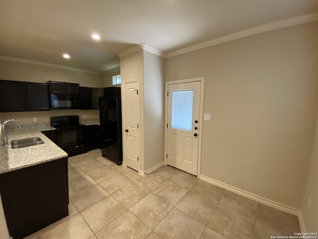 Building Photo - 6958 Lakeview Dr.