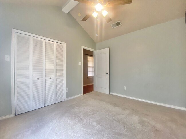 Building Photo - Great 3 bed 2 bath now available in Frensh...