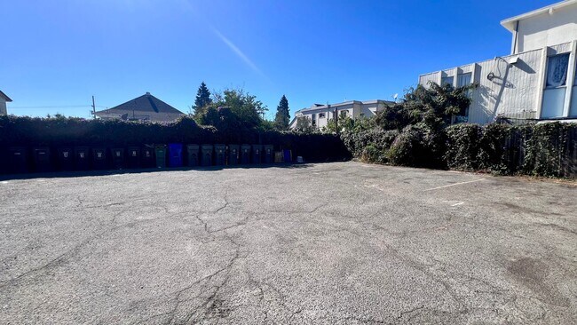 Building Photo - Cozy 1-bdrm, 1-bath in gated complex, includes 1 parking space, Located steps from schools and Hi...