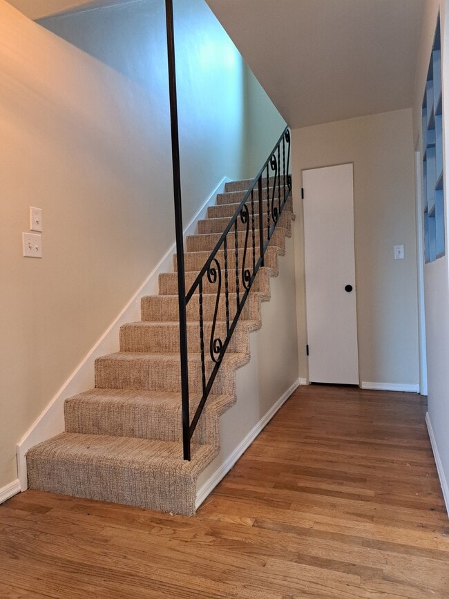 Building Photo - 1029 Yale Ave