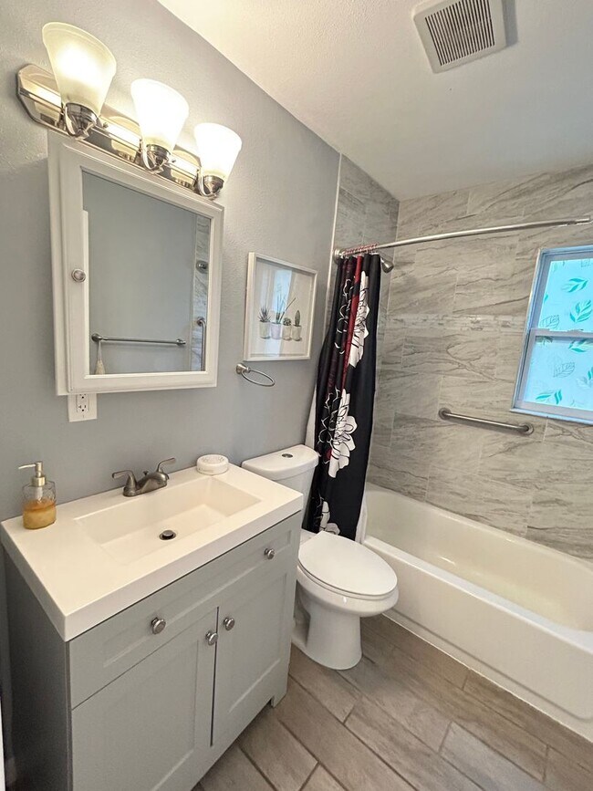 Building Photo - Beautifully Updated Furnished 2 Bed 1 Bath with Fenced Yard!