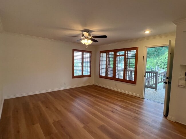 Building Photo - Private End Unit with New Kitchen