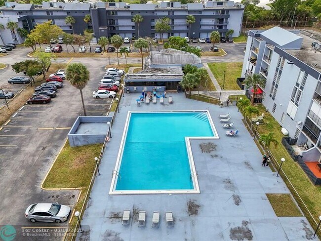 Building Photo - 310 Fontainebleau Blvd