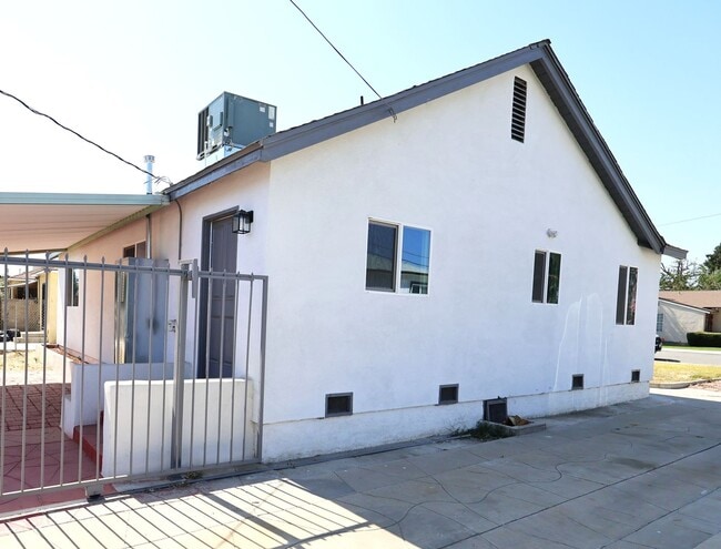 Building Photo - Updated and Stunning 2 Bedroom 1 Bathroom ...