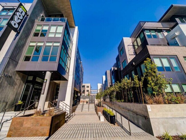 Building Photo - 2241 Latham St