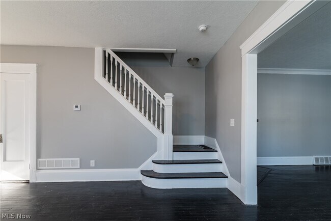 Building Photo - 2970 Edgehill Rd