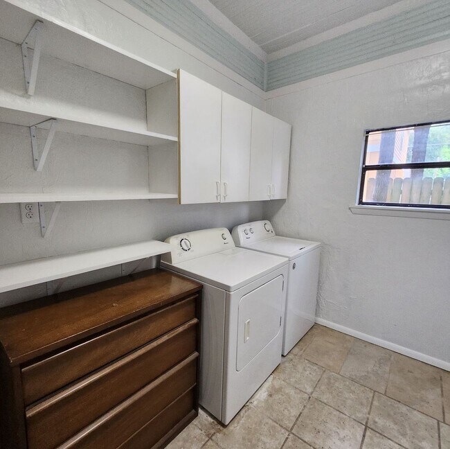 Building Photo - Single Family Home Close to UF!
