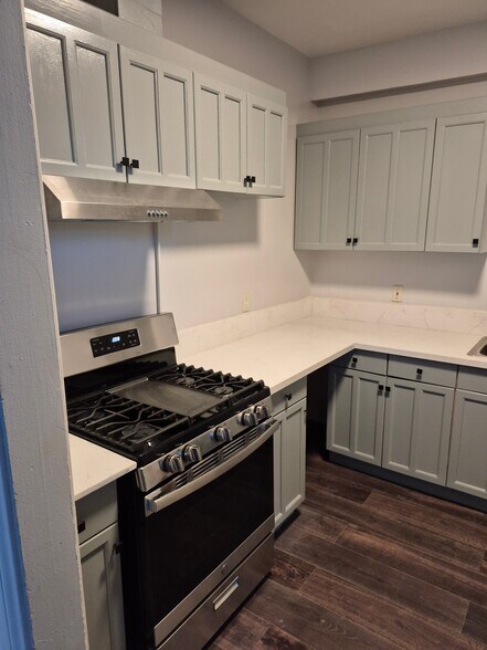 Kitchen - 861 N Alexandria Ave