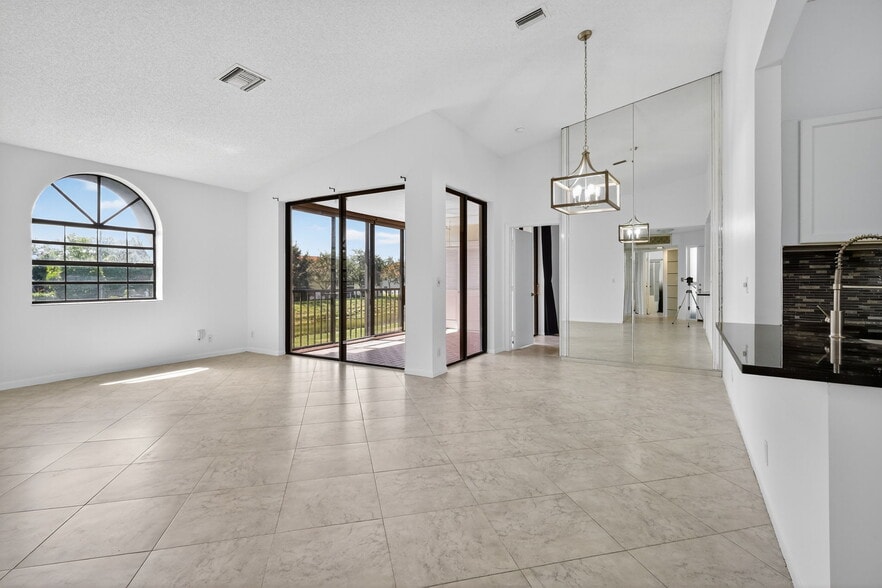 Building Photo - 5475 Verona Dr