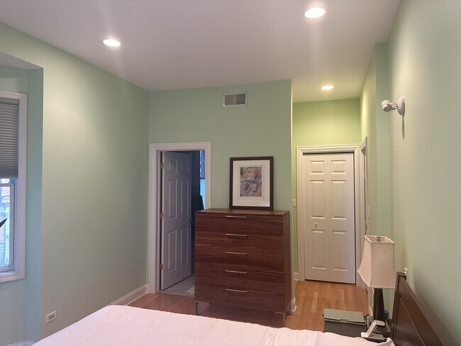 Building Photo - 807 W Buckingham Pl