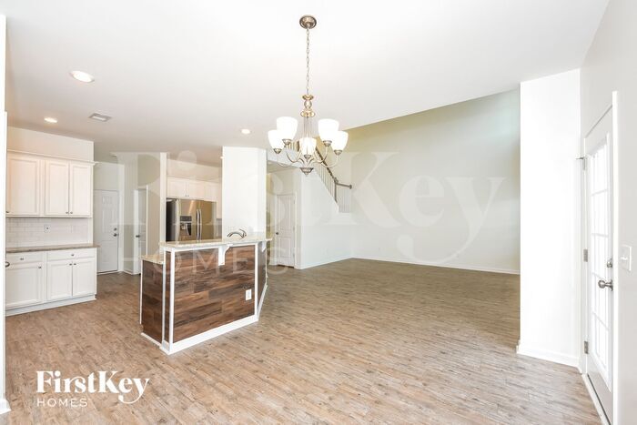 Building Photo - 736 Redbud Ln