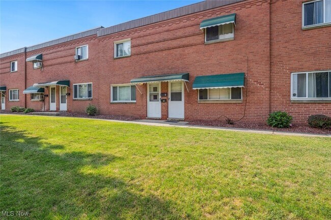 Building Photo - 215 Dalepark Dr