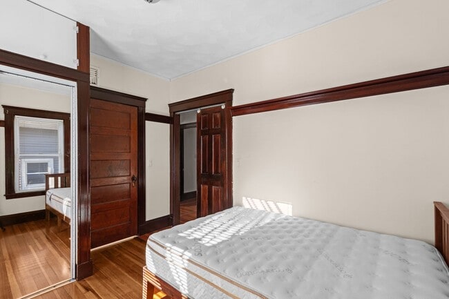 Building Photo - 3bed/2 bath in Brighton