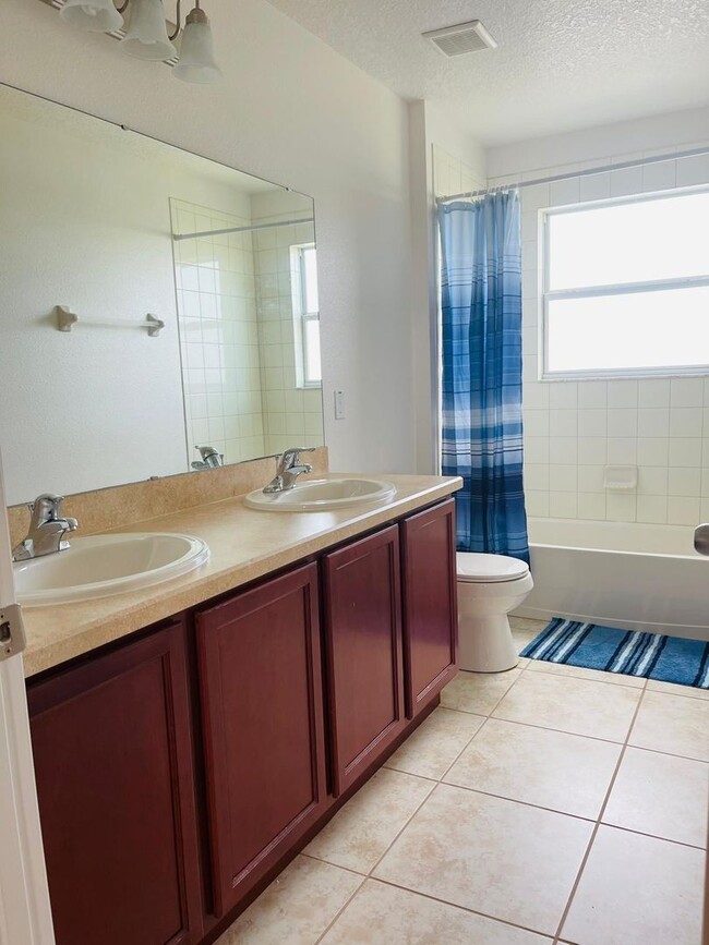 Building Photo - Brand new 4 bed 2 1/2 bath house in gated ...