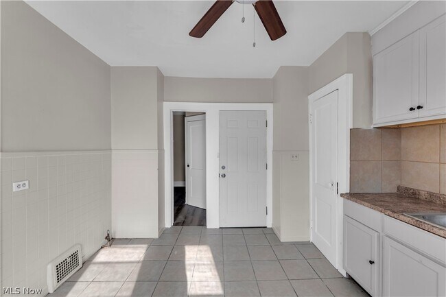 Building Photo - 12812 Parkhill Ave
