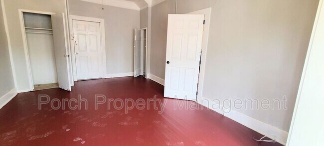 Building Photo - 320 N Barcelona St