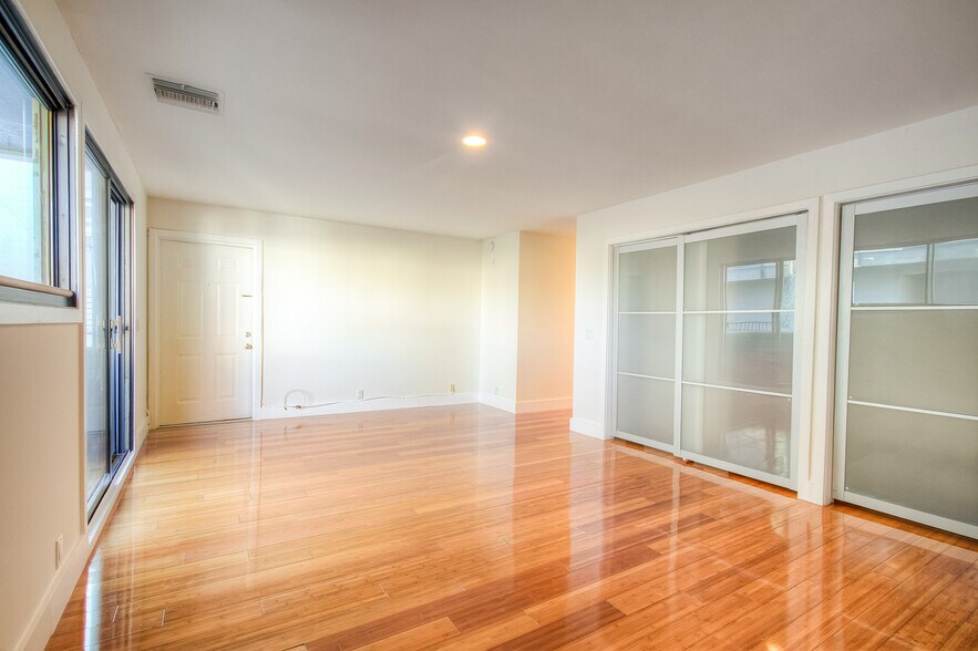 Primary bedroom - 18 N Venice Blvd