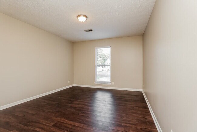 Building Photo - 747 Lake Terrace Dr