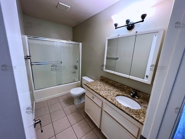 Building Photo - 1 Bedroom Just Minutes to Beach in Oceanside West of the 5!