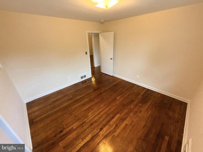 Building Photo - 9412 Holland Ct