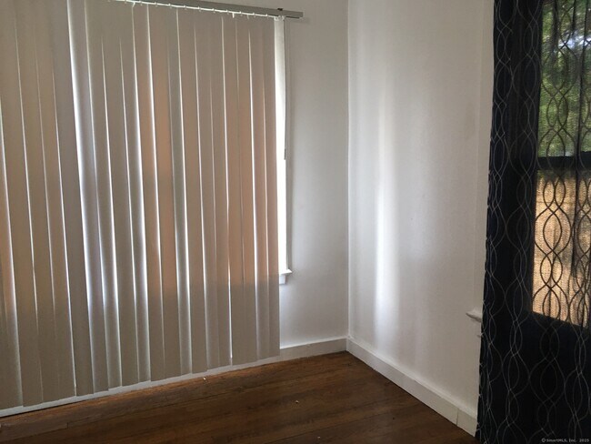 Primary Photo - 28 Compton St