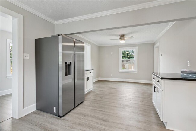 Building Photo - 4BR Historic Yorktown Home | Updated Kitchen & Baths | Near Yorktown Beach
