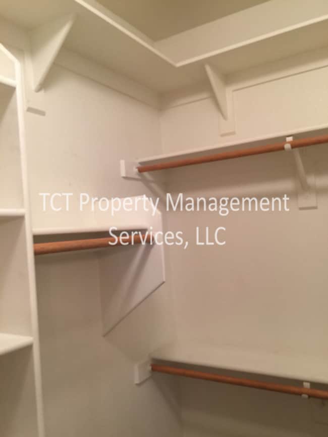 Building Photo - Large 4 Bed/2.5 Bath with 3 car garage in Glendale!