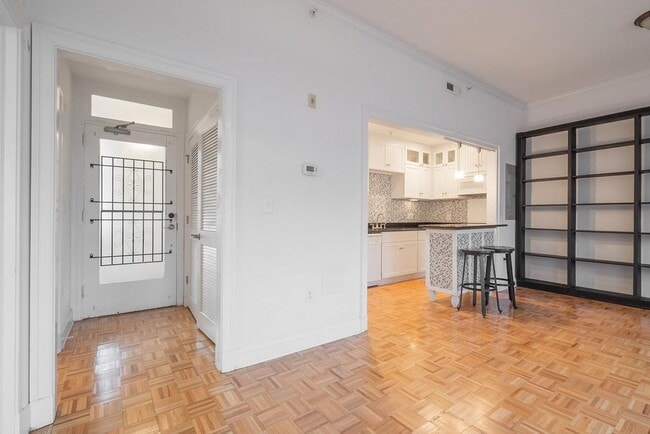 Building Photo - 212 E Clay St