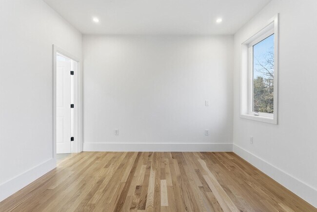 Building Photo - 82 Louise Rd