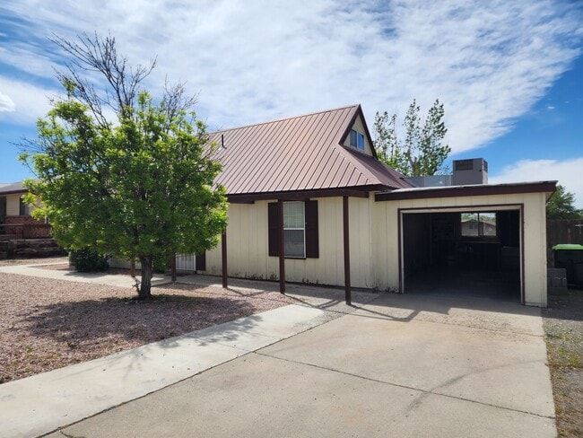 Building Photo - 2 Bedroom Home Located in Bloomfield