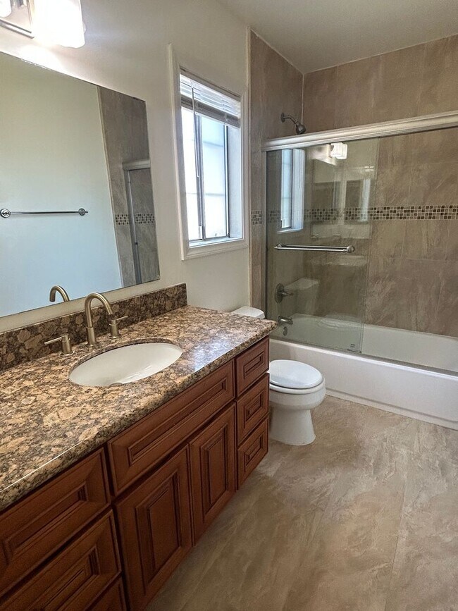 Building Photo - Spacious 2-bedroom with bonus room townhom...