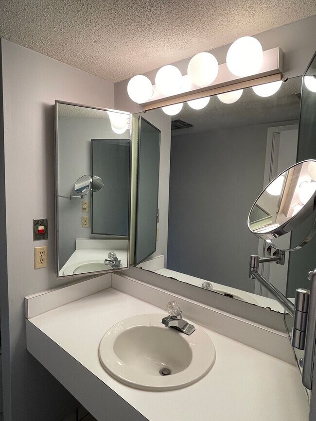 Building Photo - Charming and Spacious 1-Bedroom, 1-Bath Condo in the Highly Desirable Grenelefe Community!