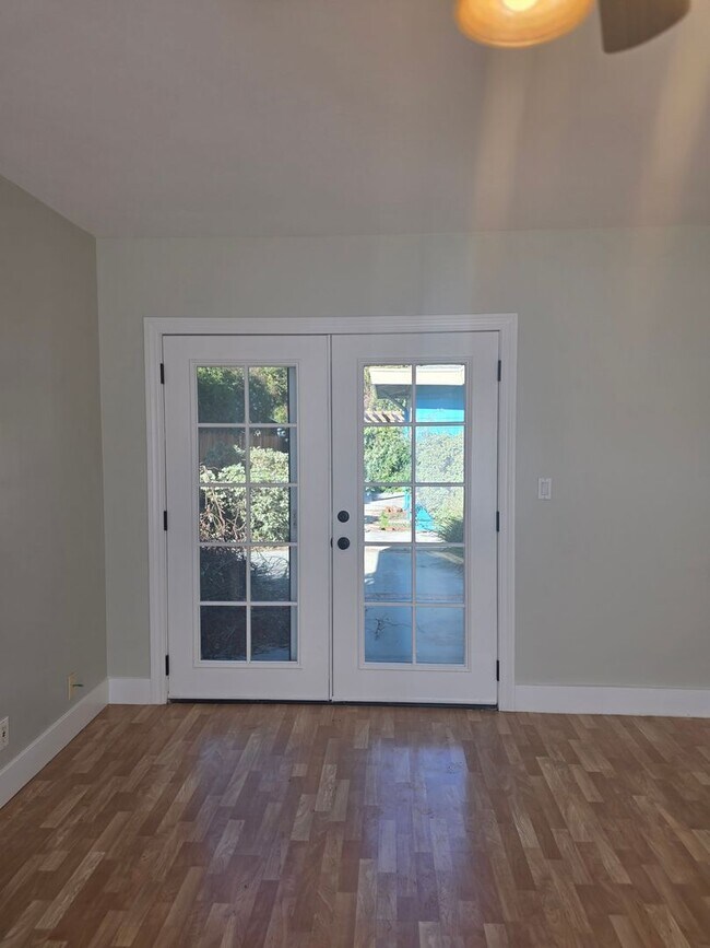 Building Photo - West Side Petaluma Gem- Beautiful 3 bedroom 2 bathroom