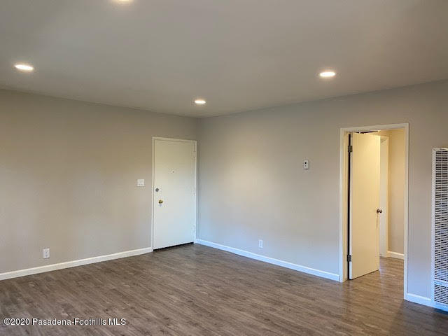 Building Photo - 580 N Los Robles Ave