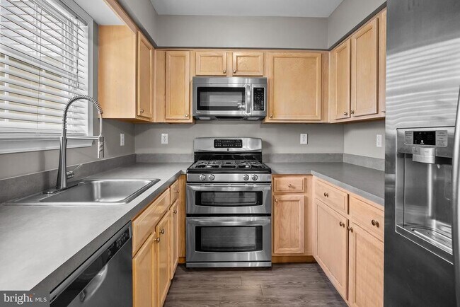 Building Photo - 618 Songbird Ct