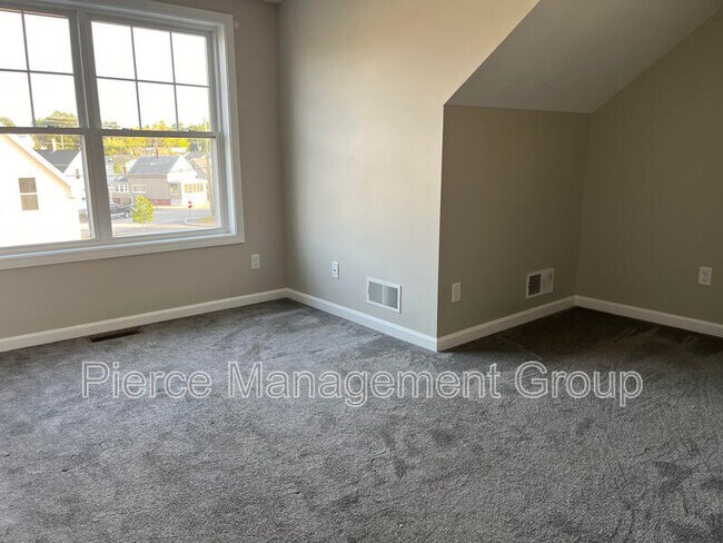 Building Photo - 6-21 Clarendon Way