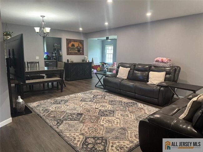 Building Photo - 22 Woodbury Rd